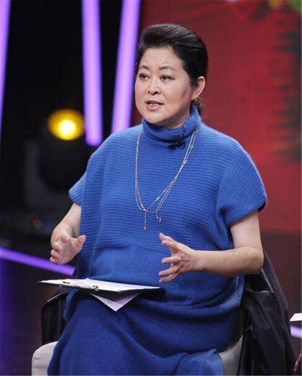 收手吧倪萍!别再*辱侮**观众智商了，64岁演“刘姥姥”雷人又无脑