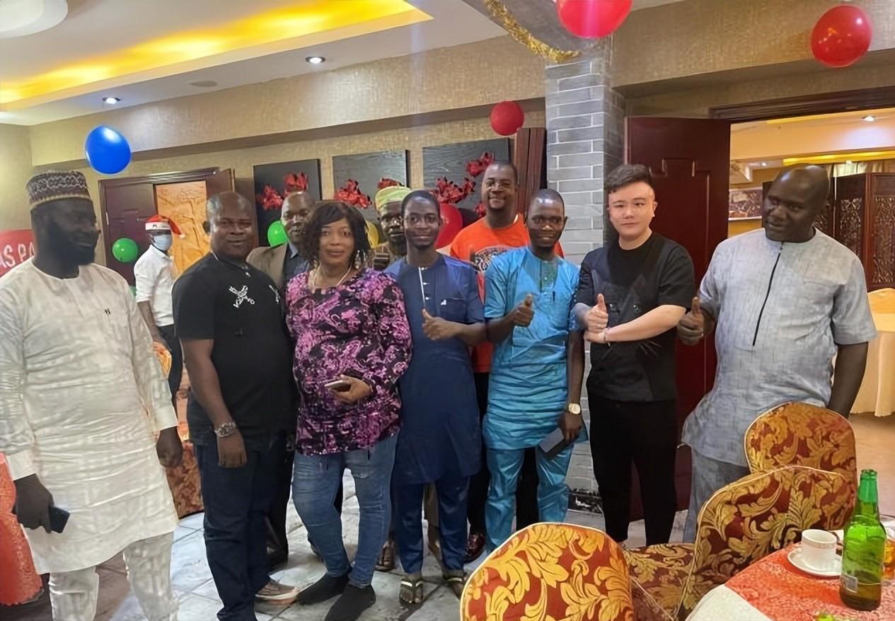 我，32岁奶爸，独自在非洲带娃创业，为了孩子安全，每天带俩警察