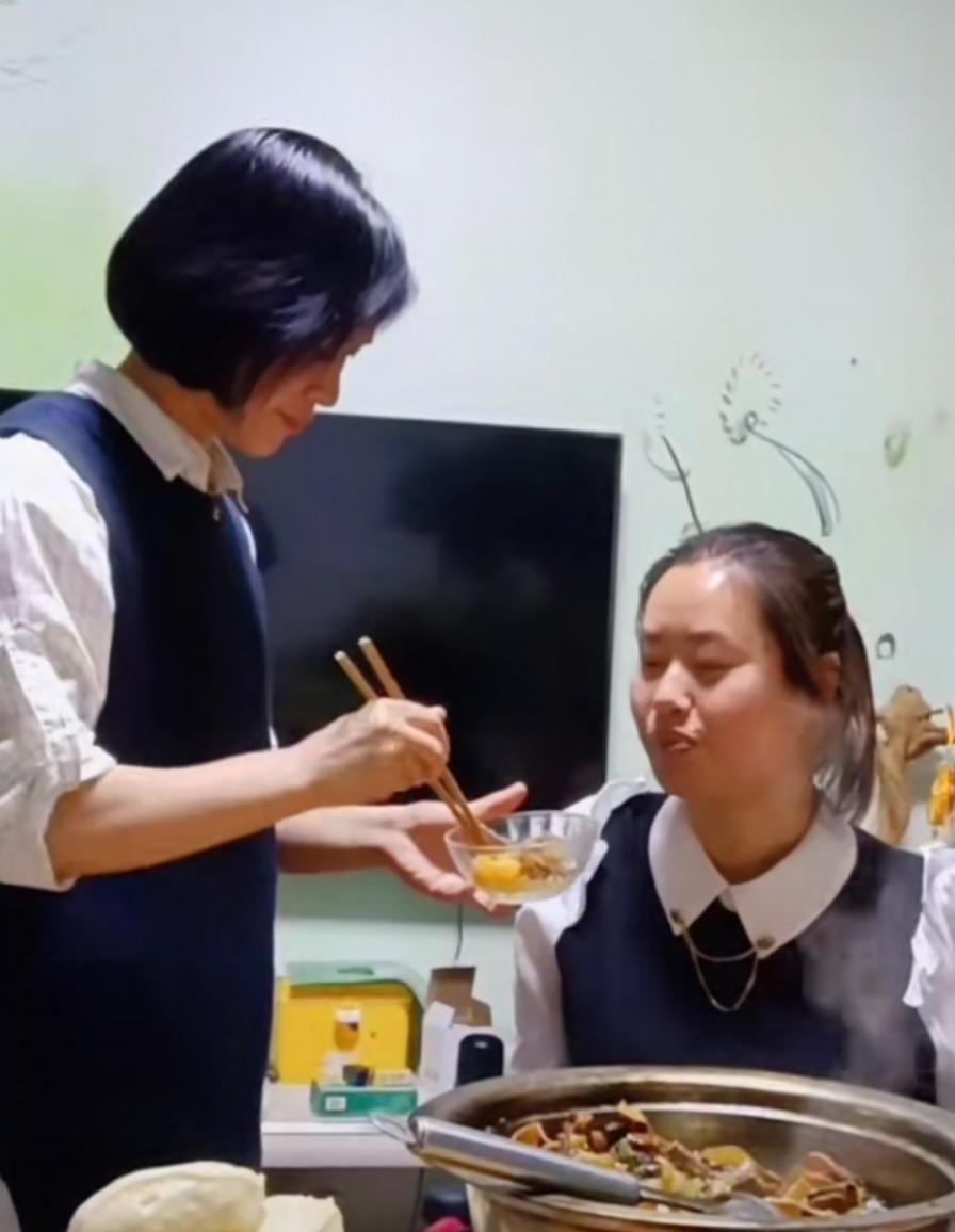 她34岁,全身瘫痪,用舌尖打字做电商,挣钱养活自己和聋哑母亲