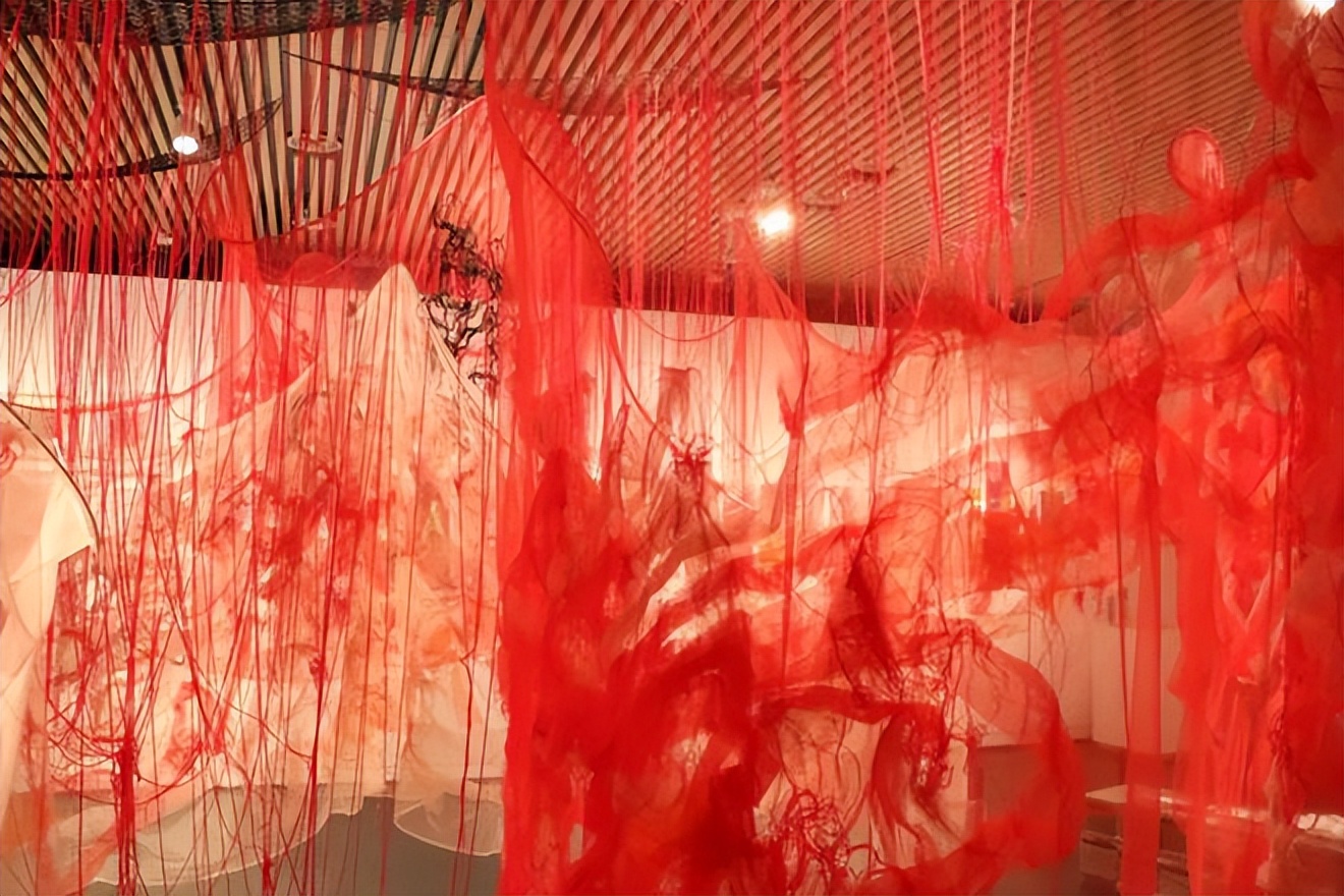 24岁女孩缝出巨型子宫，请人走进去，感受被母体包裹的温柔