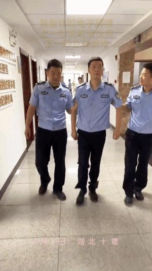 民警体验电子脚镣痛到摔倒,公安机关电子脚镣有什么功能