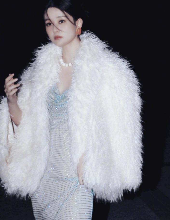 乔欣抹胸白裙浪漫优雅写真,乔欣晒复古风美照