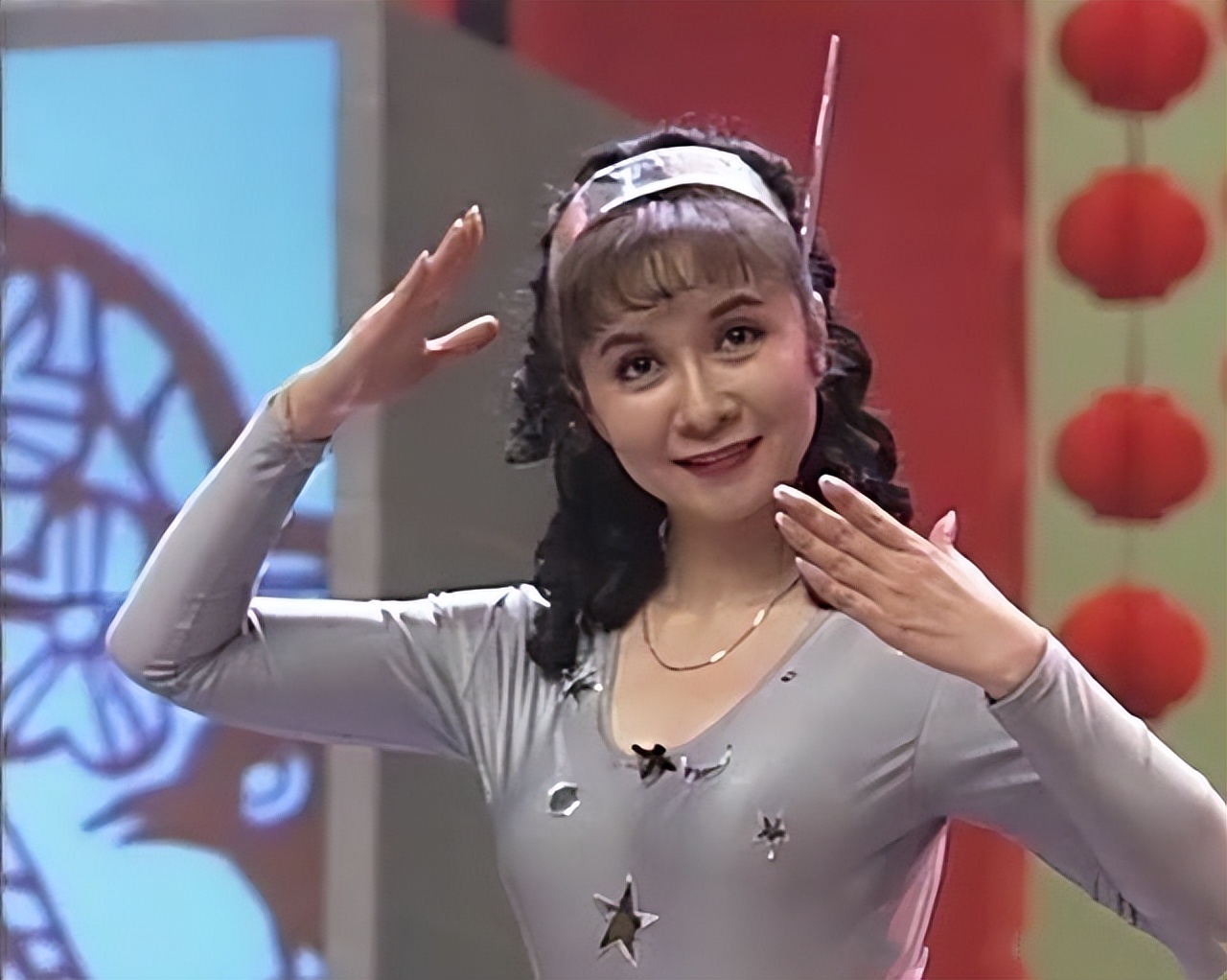 一个时代的逝去一段岁月的追忆：港圈辉煌三十年，豪门盛宴终须别