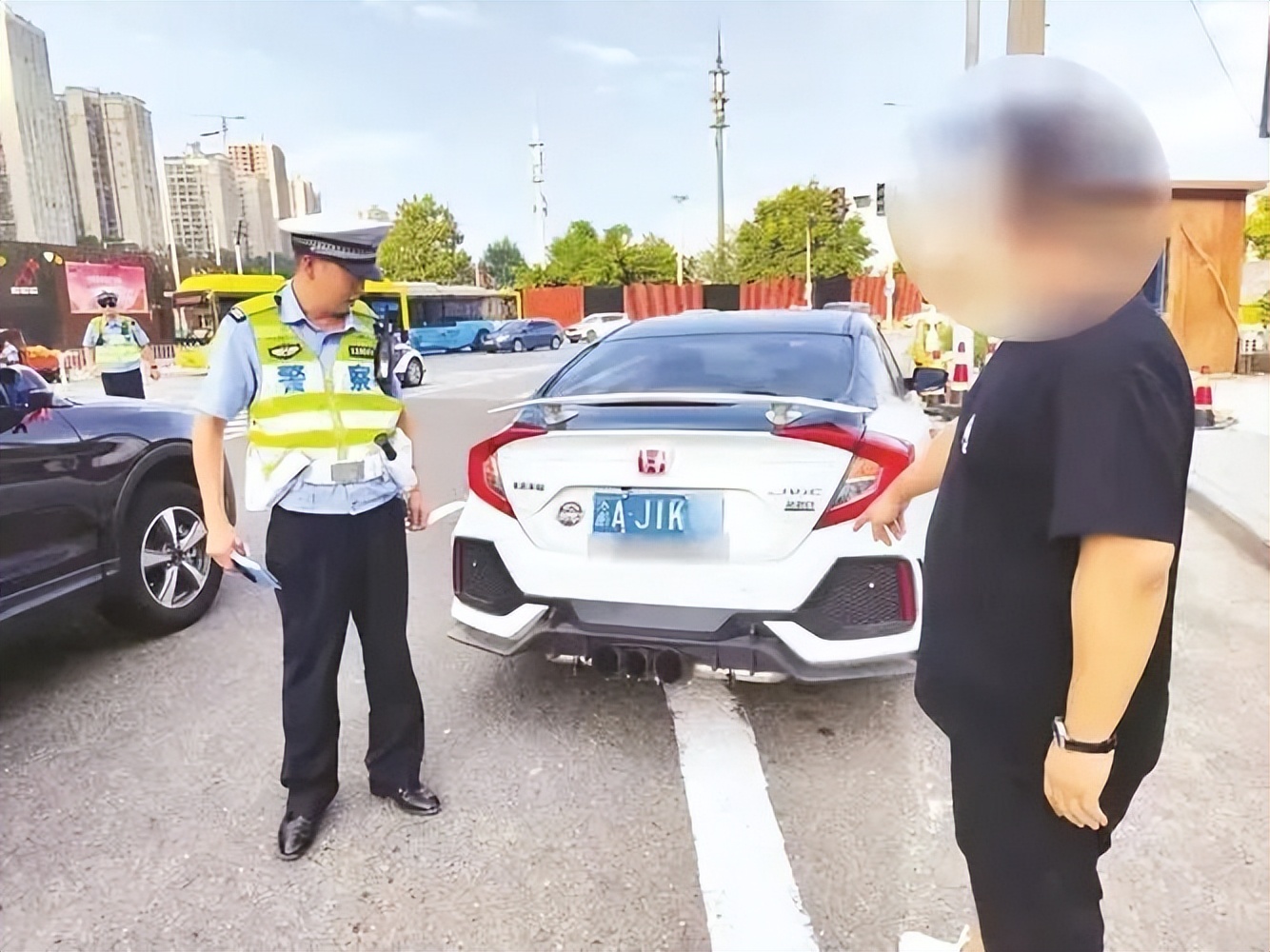 某男子购买二手车后过不了户，竟然是非法改装车！