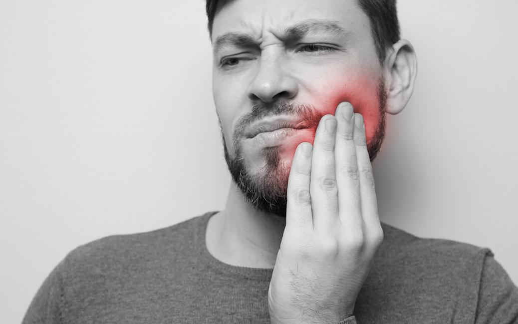 拔完牙五天嘴里臭臭的血腥味,拔完牙后吞咽口水臭臭的