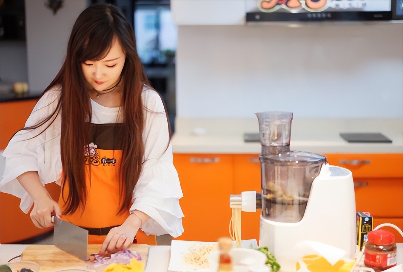 建议主妇：给厨房添置上这款｜“王炸”多功能锅，幸福感倍增