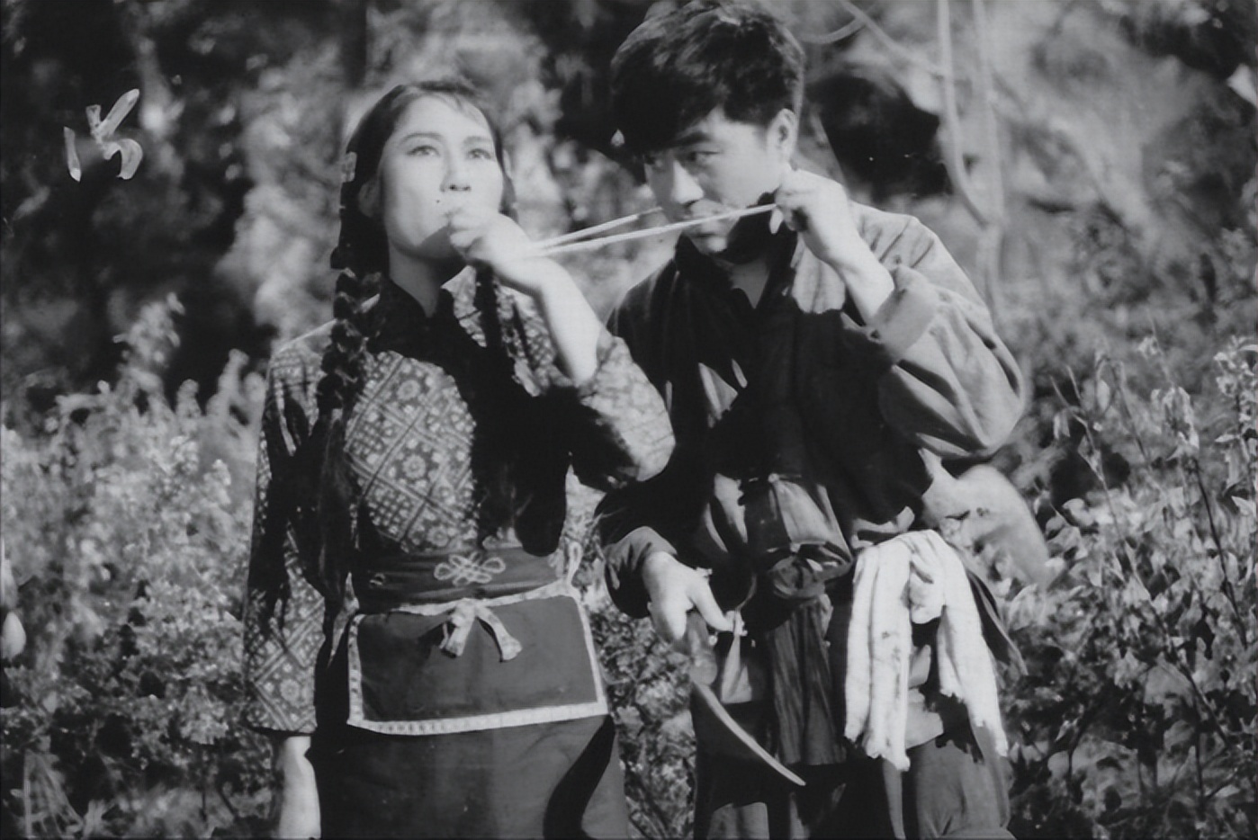 “十七年”电影中，田野、工厂与*会集**，是呈现幸福生活的主要地点