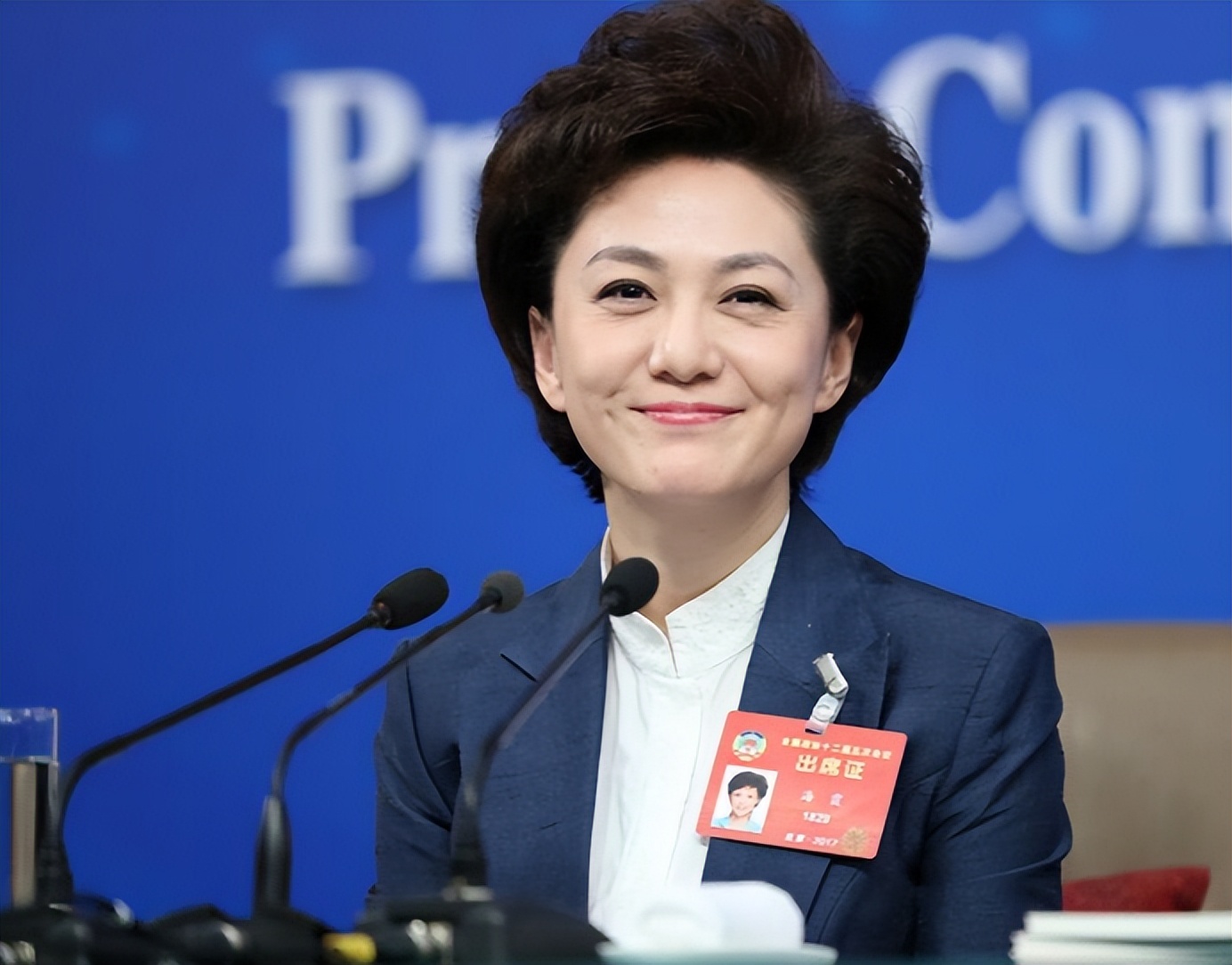 央视主持人海霞经历及婚姻家庭,海霞嫁清华教授恩爱23年视频播放