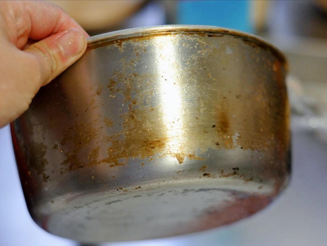 锅底糊了洗不掉怎么办,糊了的锅底没有钢丝球怎么洗