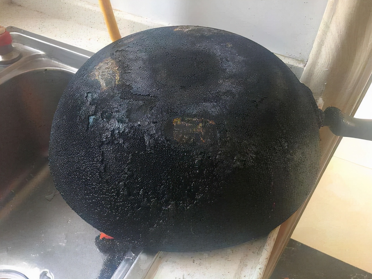 家里的炒菜锅铁锅锅底脏了怎么办,炒菜锅锅底又黑又脏妙招