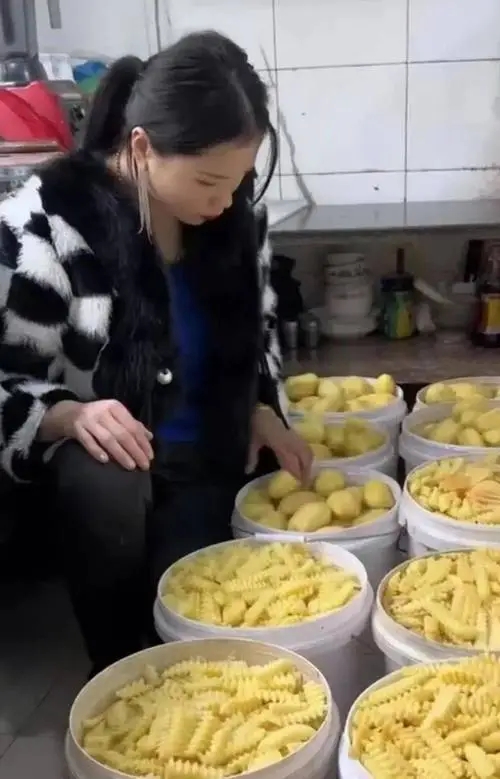 95后夫妻摆摊日入9000元,夫妻摆摊日入9000元被质疑