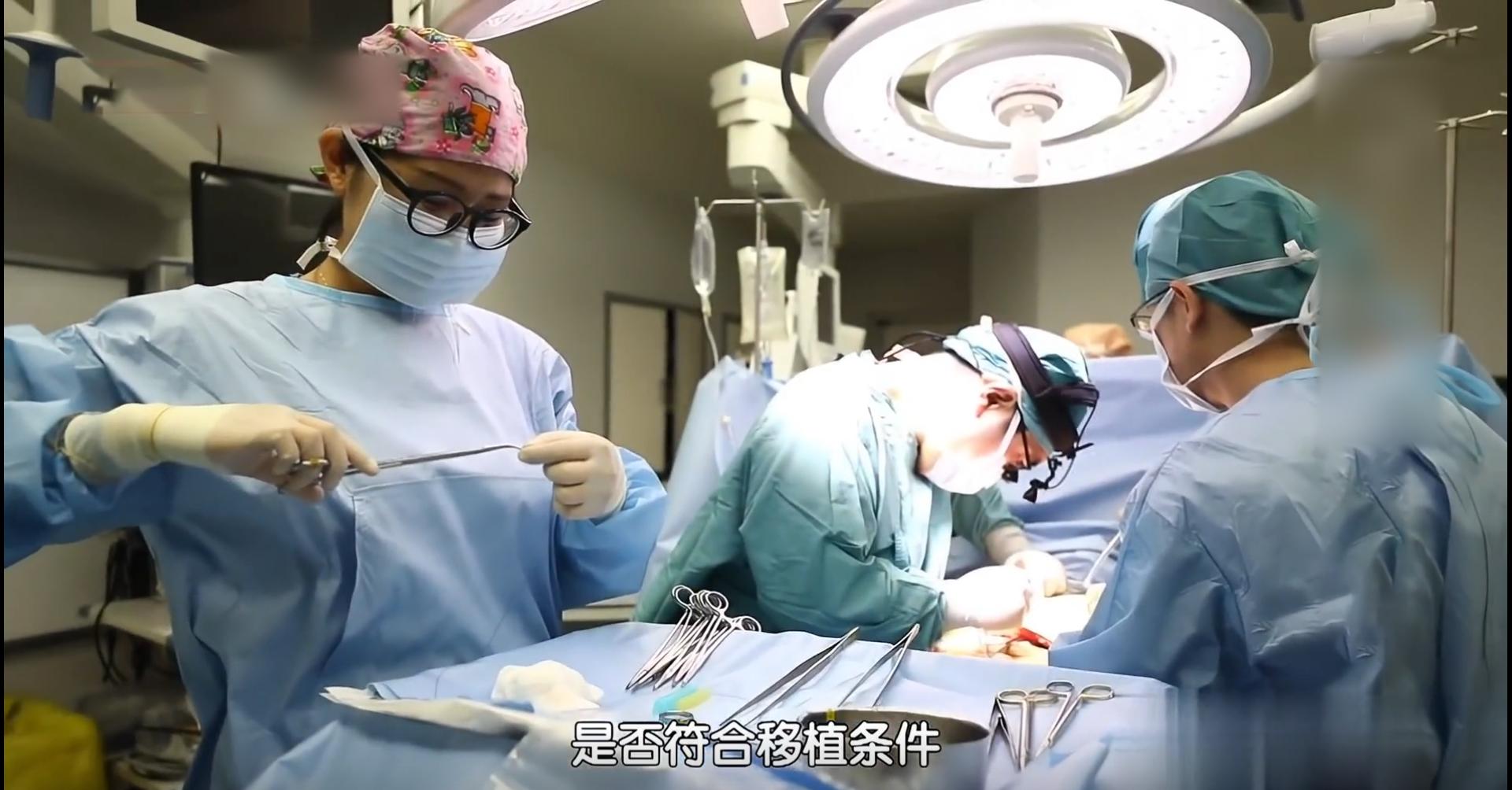 2018年,内蒙古一父亲身患绝症生命垂危,独生子力排众议割肝救父