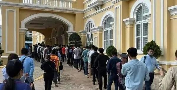 奥密克戎病例持续激增，柬埔寨大量民众购买“特效药”