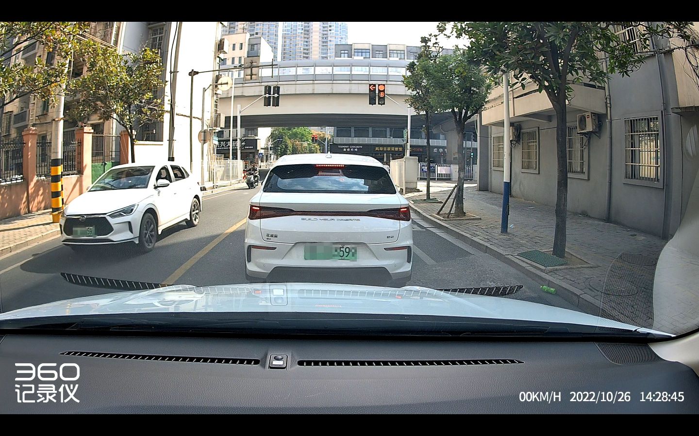 360g900和海康威视c8夜间行车对比,海康威视与360行车记录仪哪个更好