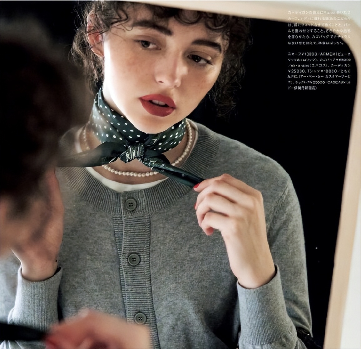 春天系“丝巾”，凭什么好看？这2个精髓，优雅女人如获至宝