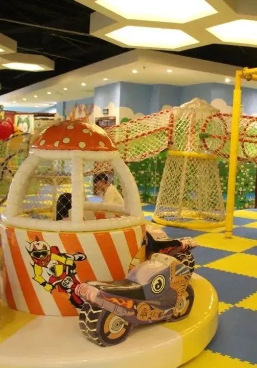 享受自然温泉的美好时光,泡温泉赏美景来一场夏日舒心之旅