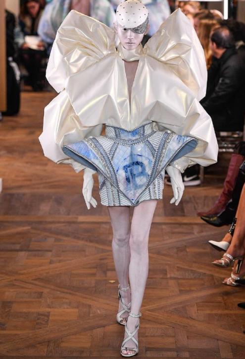 衣不蔽体,全身涂白,满口假牙闪瞎眼…娱圈的病态审美,该管管了