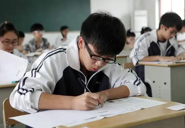 高考“神仙试卷”走红，字迹工整清楚又规范，难怪作文能得高分