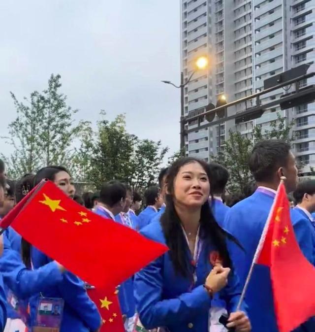 吴艳妮被偶遇，生图身材魁梧壮实，戴大颗粒钻石项链很奢华