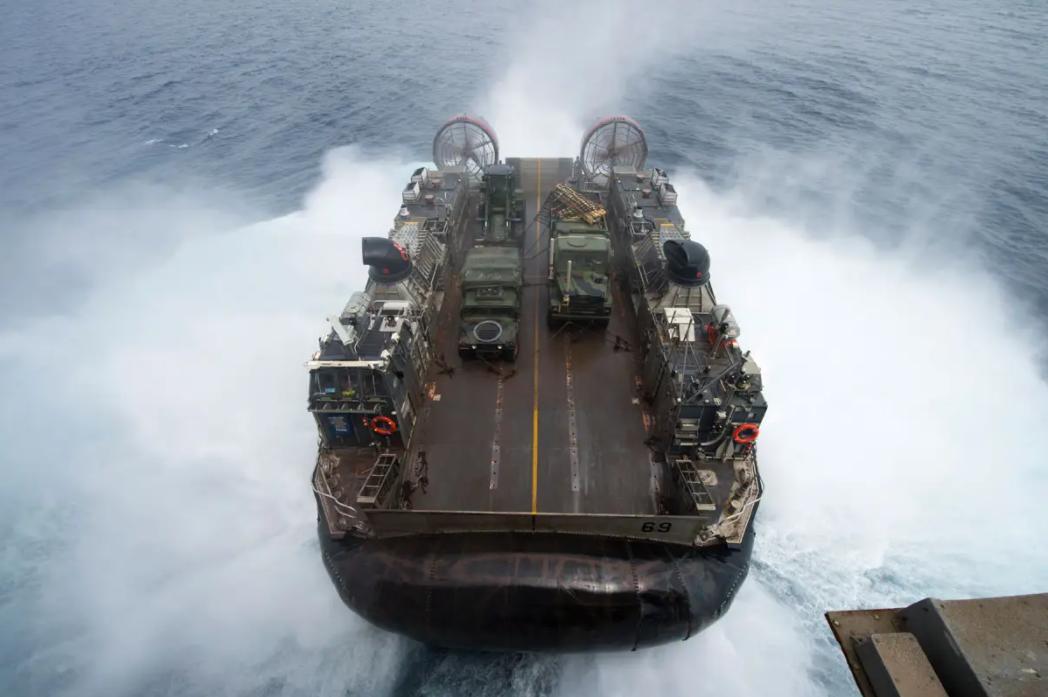 来自东北农村的机械师方力频，立志研发利国神器，拒绝卖给老美