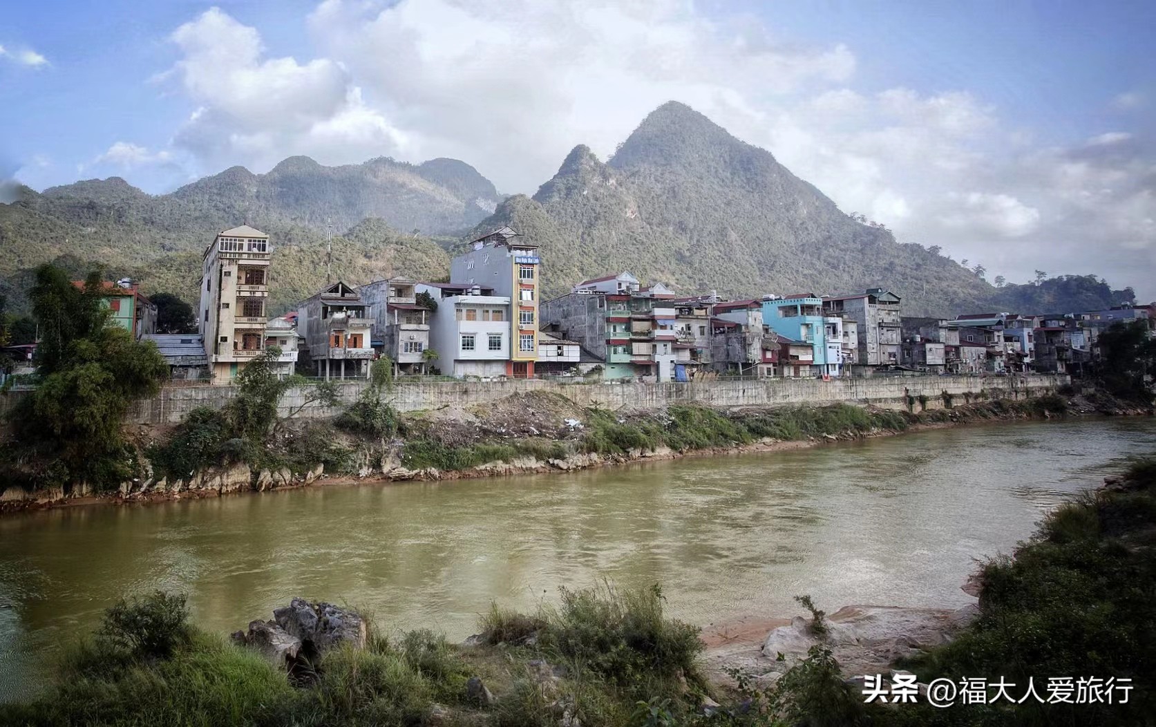 越南那些怪，见怪不要怪：房子一道缝，绿盔很高尚，奥黛更养眼