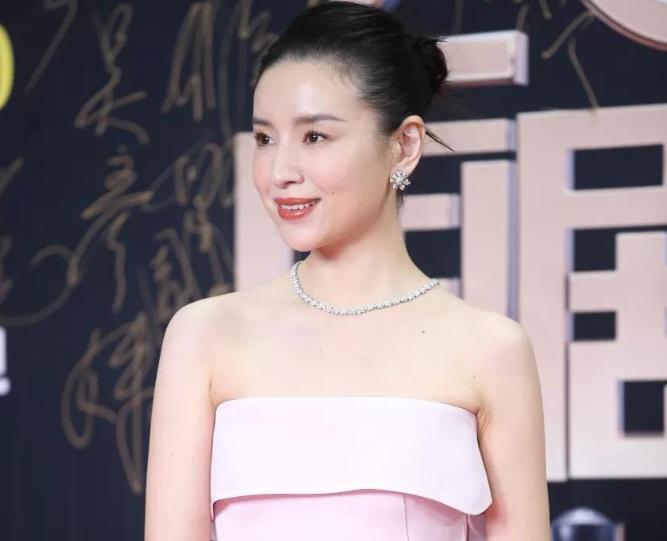 因为肩塌而红毯翻车的女明星,各个女星的红毯穿衣事故