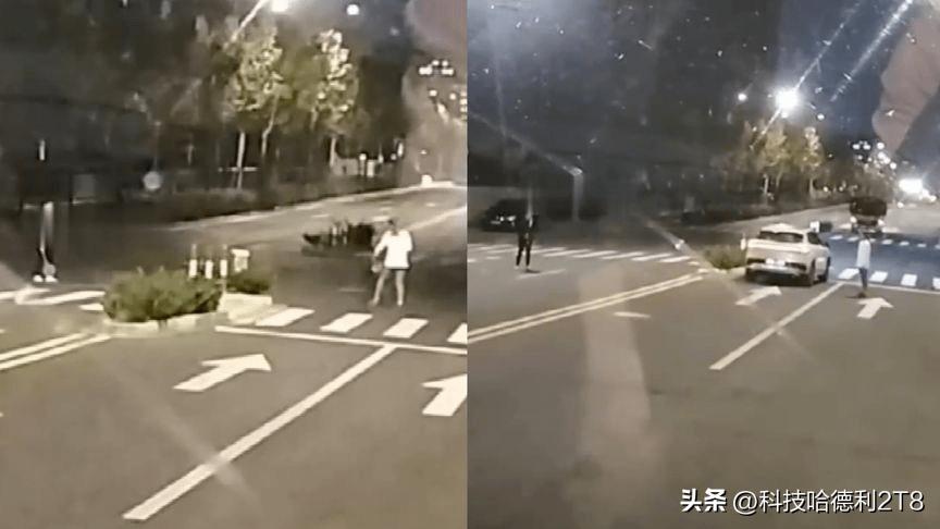 一对男女在马路中央打羽毛球,夜晚两人在马路上打羽毛球