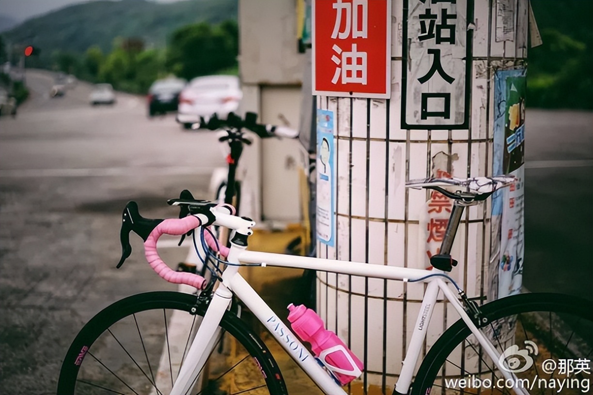 公然挑衅刀郎，机场怒踹粉丝，歌坛“一姐”那英究竟凭啥这么狂？