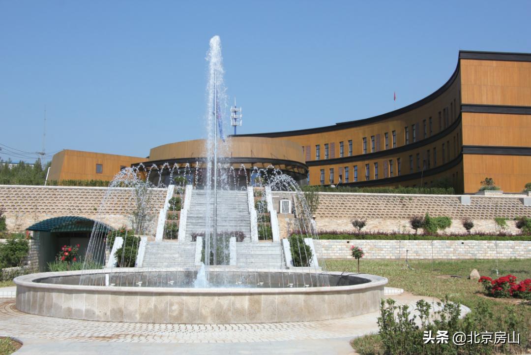 穿梭于各个酒庄参观品酒之旅,夏日房山