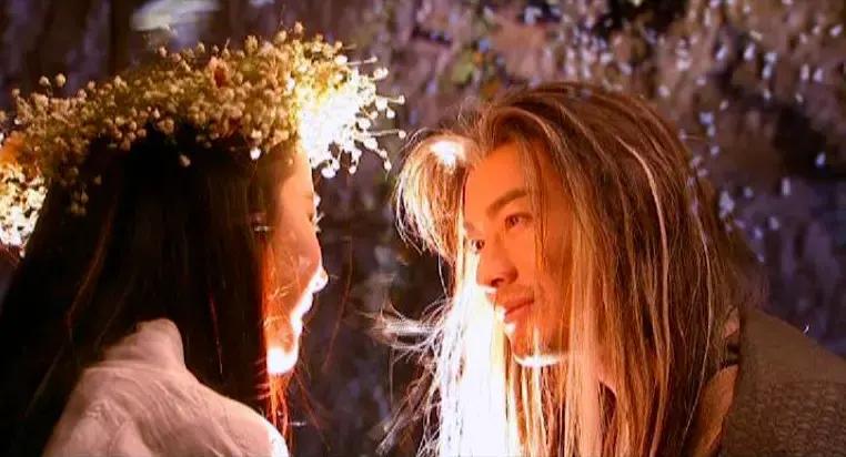 女子感染新冠后一夜白头,女子感染新冠黑发变白发