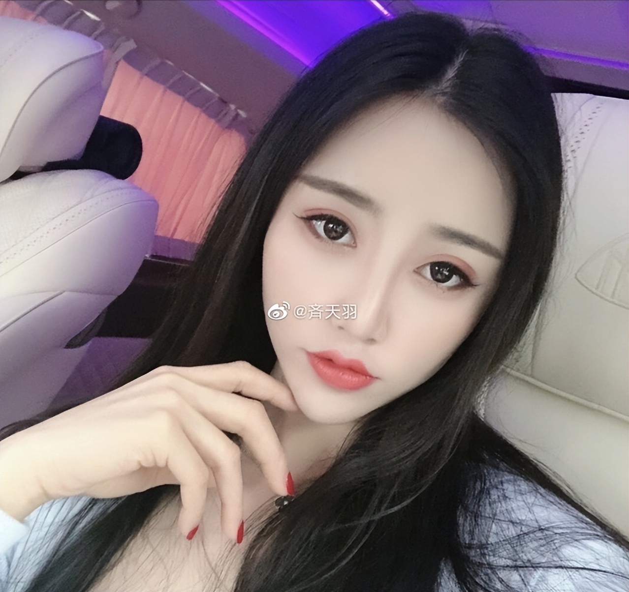 新瓜！又一中超球员被曝婚内出轨，女方颜值较高，聊天内容太露骨