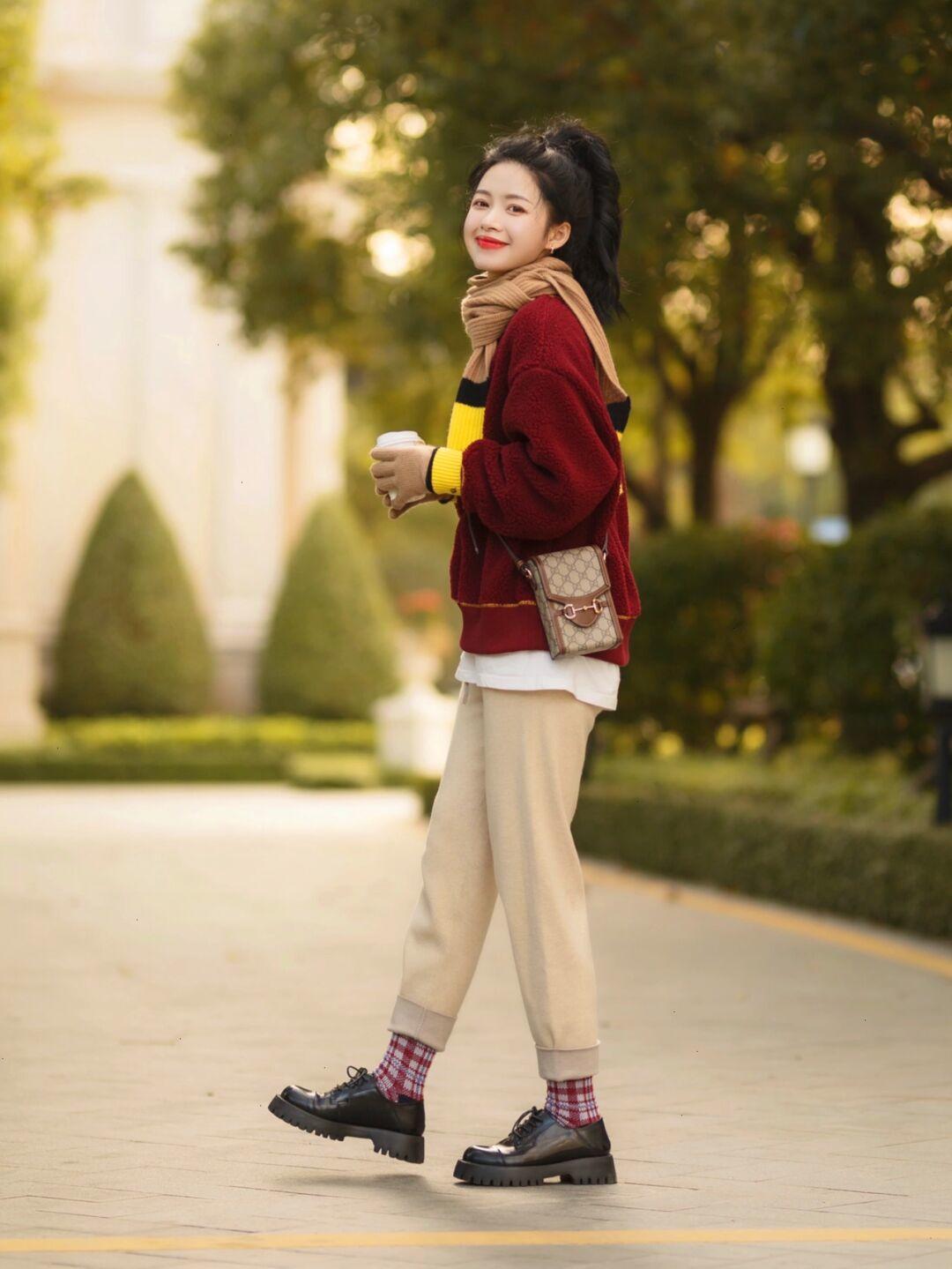 羊羔绒宽松慵懒风高级感卫衣,慵懒风羊羔绒卫衣怎么搭配才好看