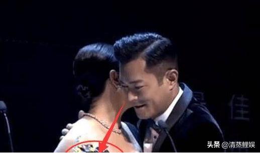 “肩带滑落”刘嘉玲：深夜被绑3小时，金像奖受难堪，后拉黑杨颖