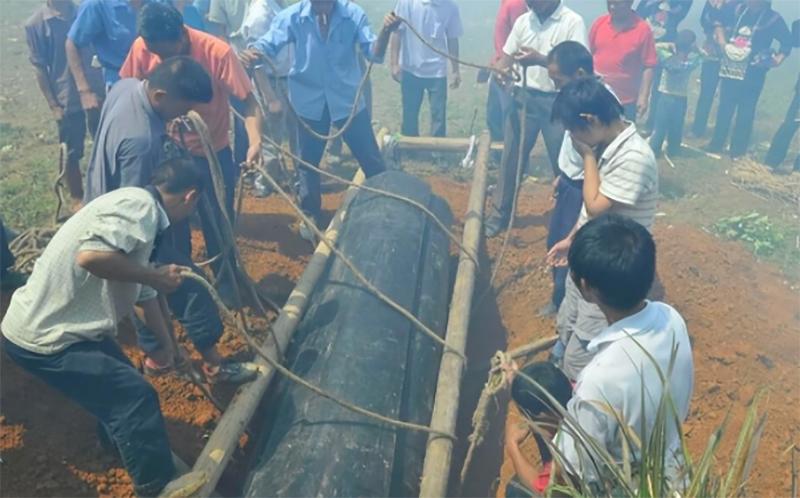 2006年广西女子给丈夫上坟时，听到丈夫叫声，开棺后丈夫死而复生