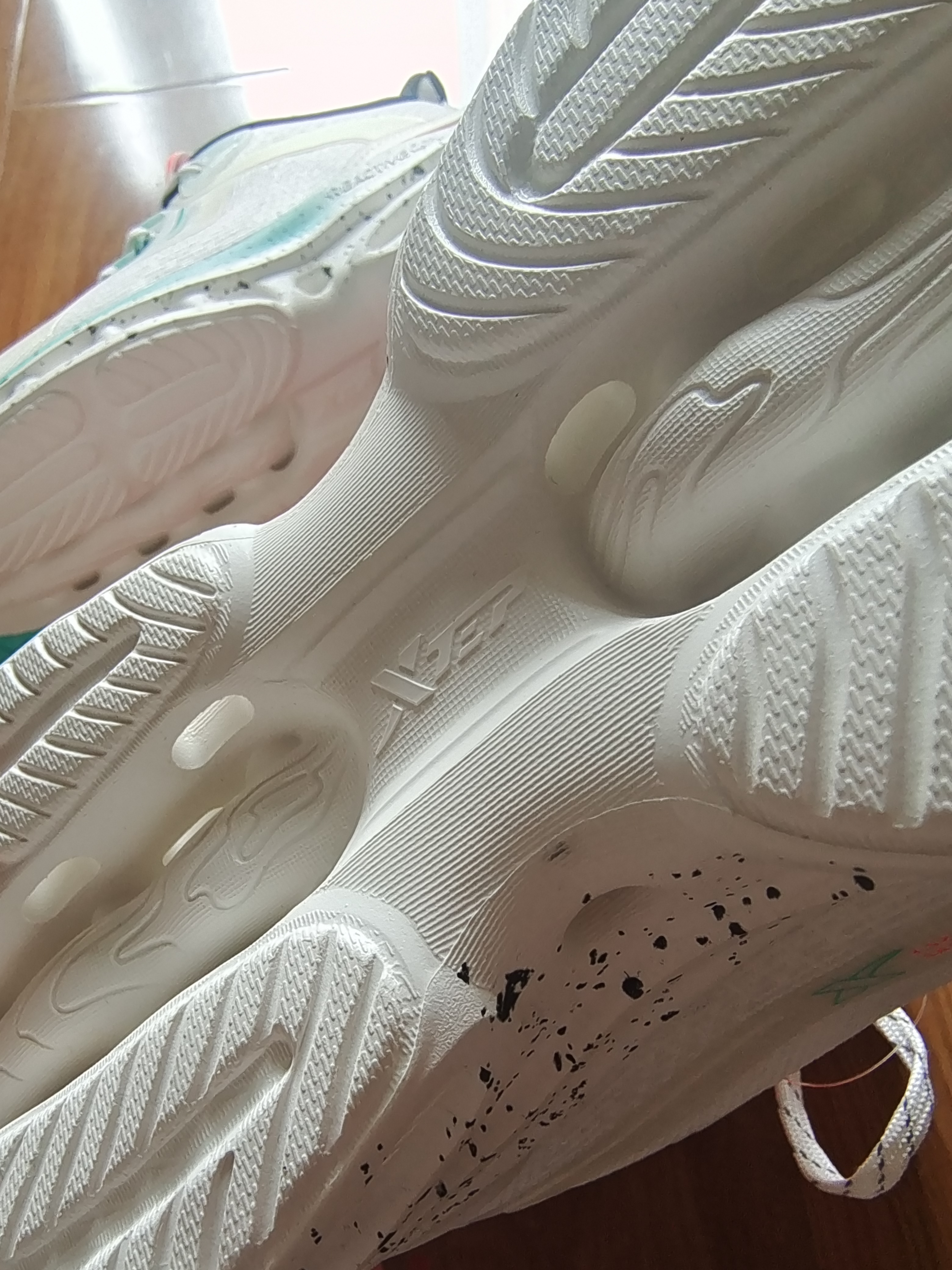 特步也崛起了！减震旋跑鞋来袭，9年结构缓震，成就夏日通勤佳品