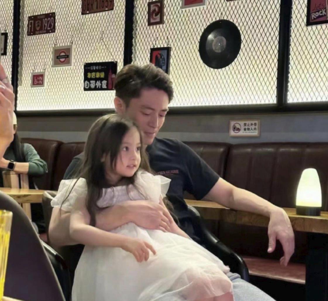 霍建华林心如带女儿海边游玩,林心如日本旅游视频