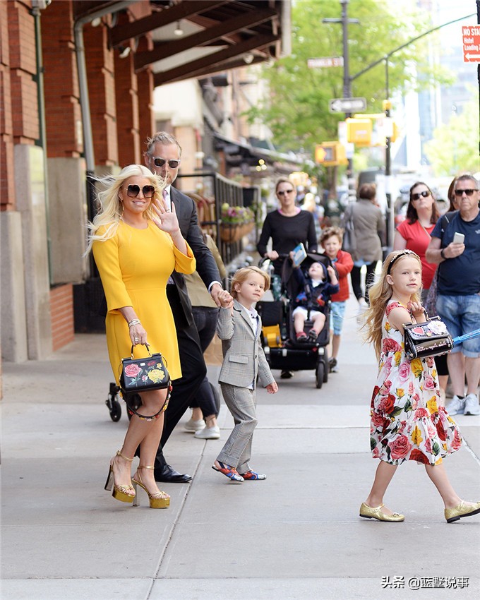 美国歌手杰西卡辛普森写真,杰西卡母亲凯瑟琳