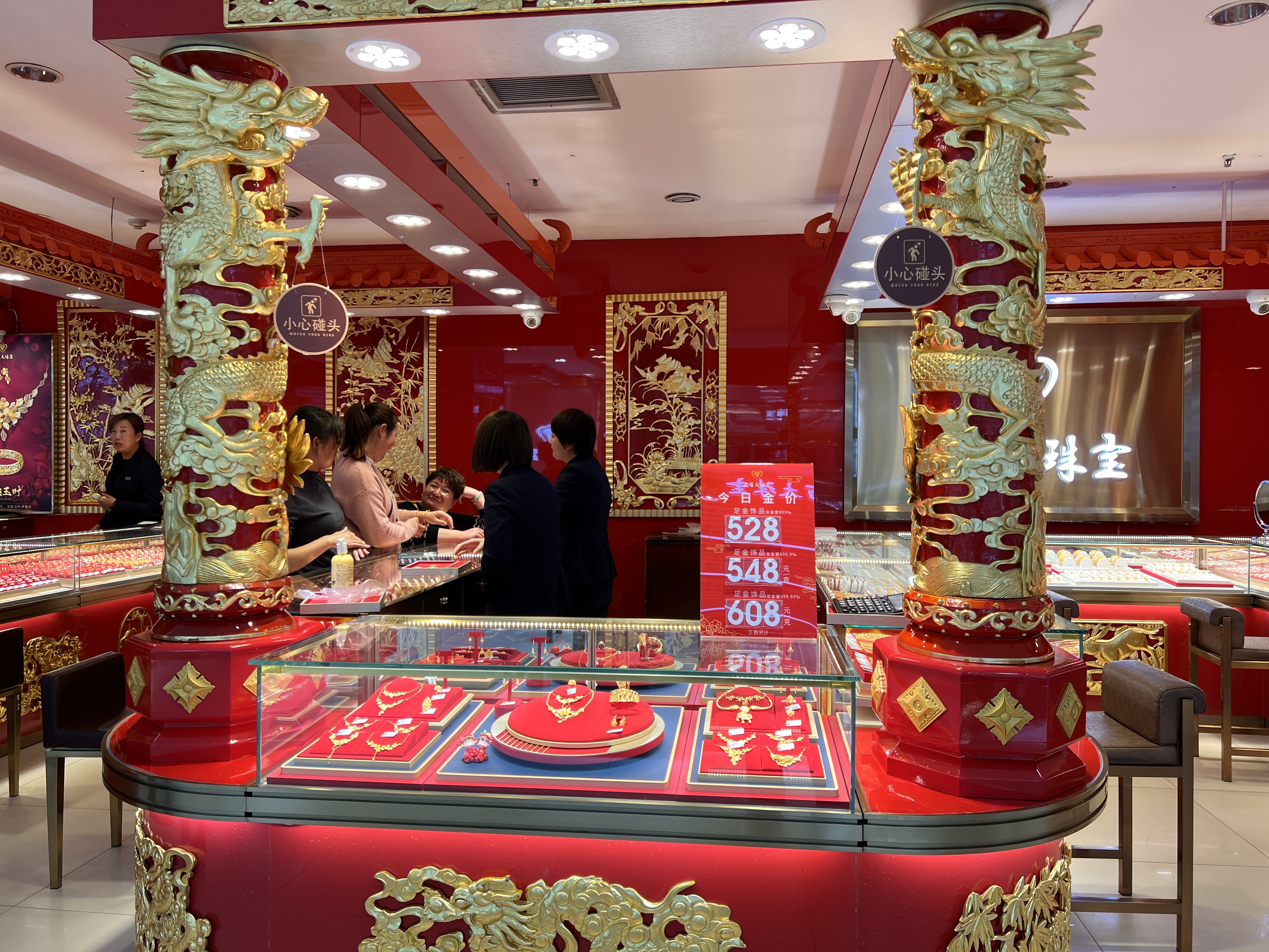 三八节“她经济”|昆百大珠宝放大招，情侣对戒买一赠一