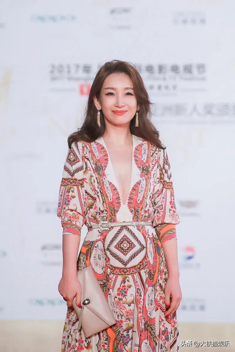 割完双眼皮的变化女,割了双眼皮的女明星