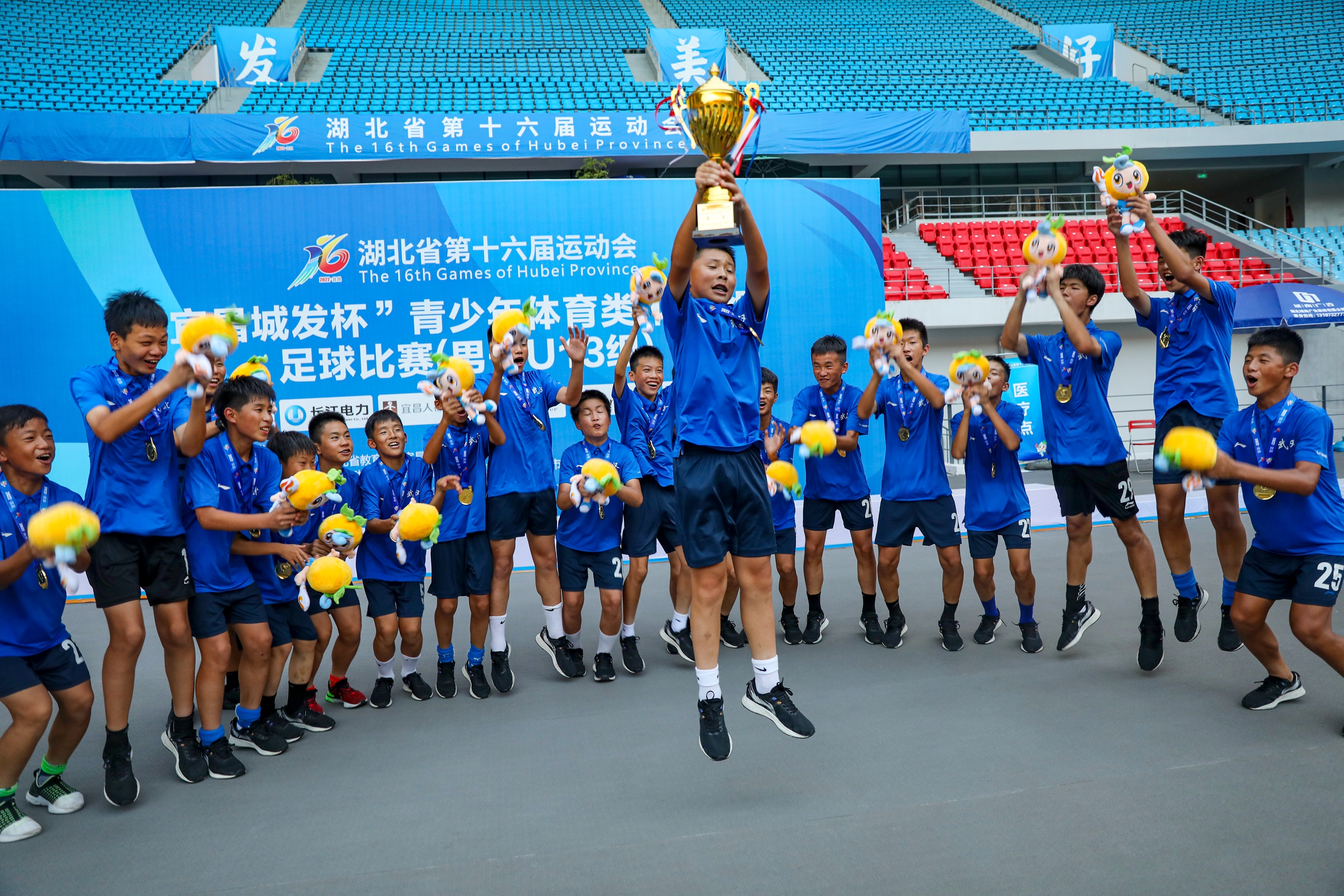 湖北宜昌：大学生罗清芸暑假回乡带领志愿者为省运会赛事服务