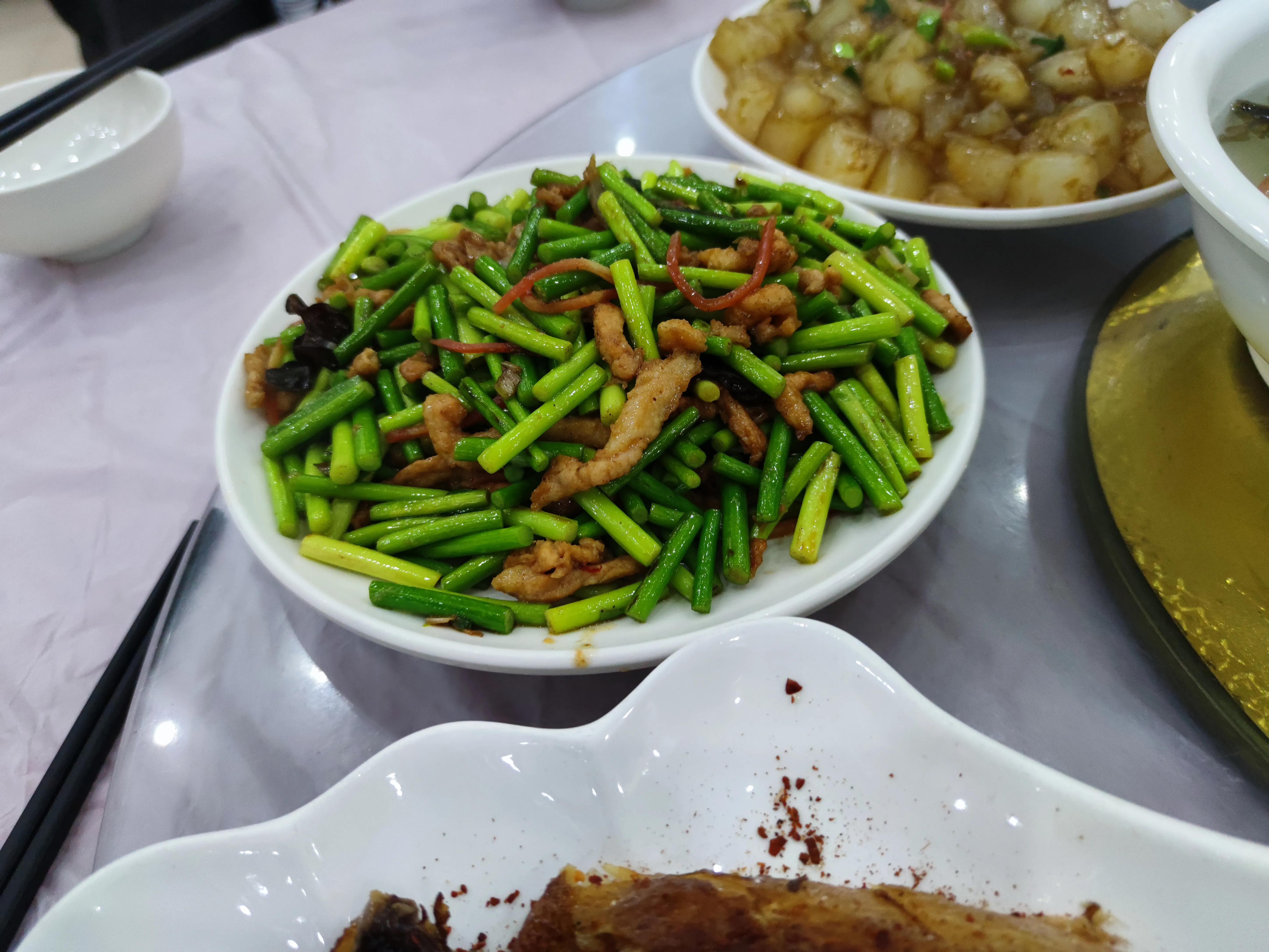 东北小伙吃自助餐视频,东北小伙街头采访吃自助餐