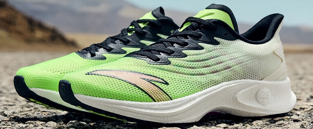 安踏跑鞋矩阵勇立潮头,安踏碳板跑鞋矩阵图片