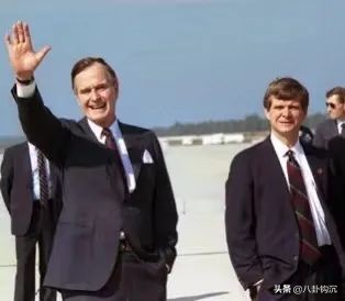 他打造了美国政治史最脏竞选，却被命运掐断了脖子