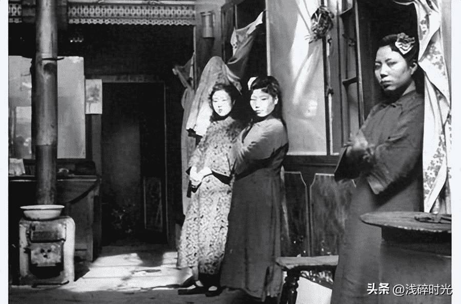 晚清残酷刑罚老照片：骑木驴游街的妇女，被当众千刀万剐的死刑犯