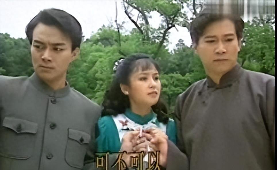 牛角胸罩，诱惑式舔刀尖，这些颠覆三观的镜头，看完让人一言难尽