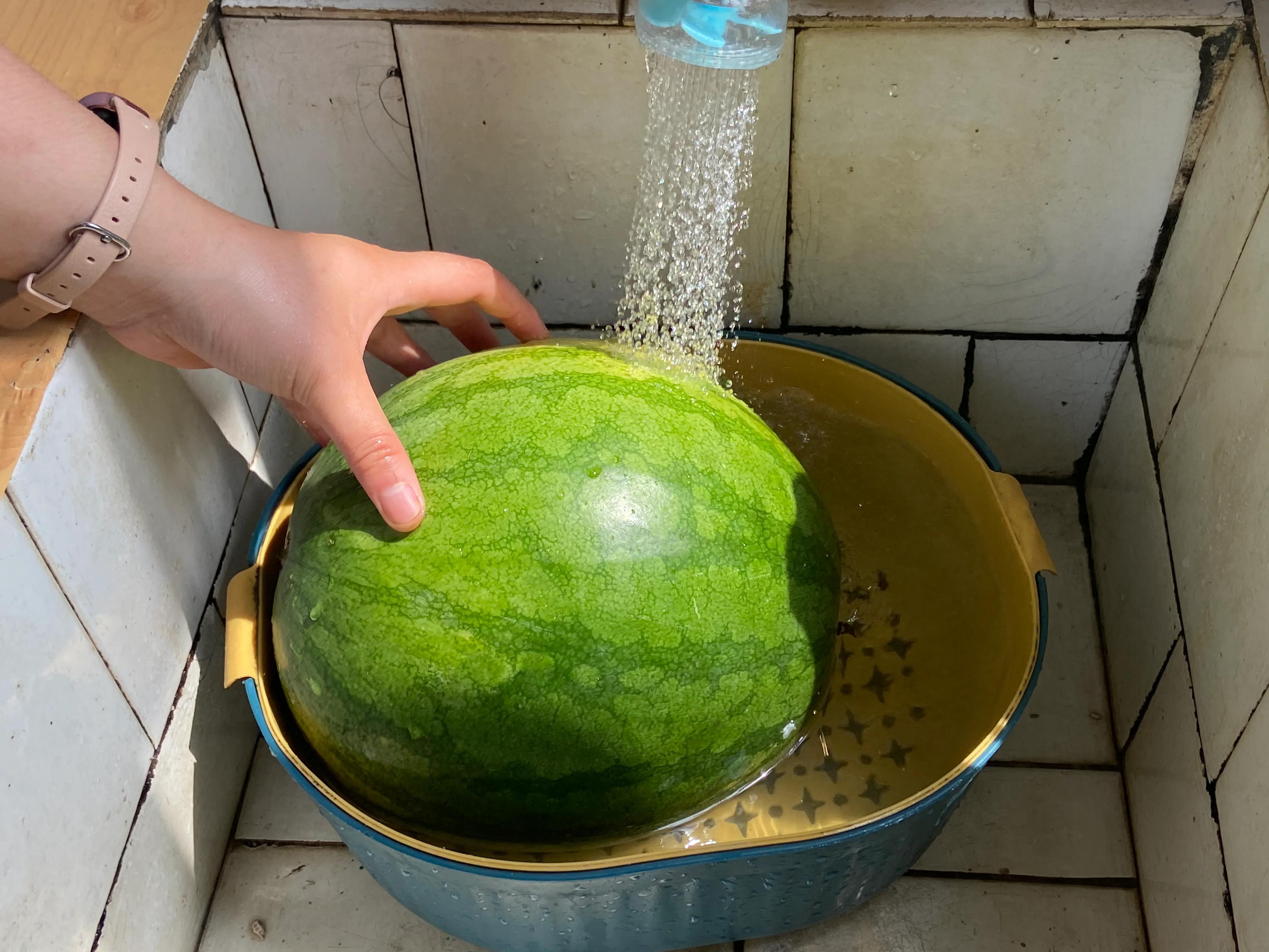 吃不完的西瓜怎样存放保持新鲜度,夏天吃不完的西瓜怎么处理