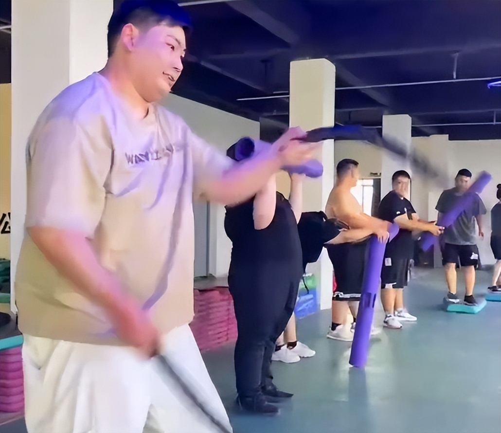 朱小伟提前为婚礼做准备，请健身私教打卡减肥，挥汗如雨十分卖力