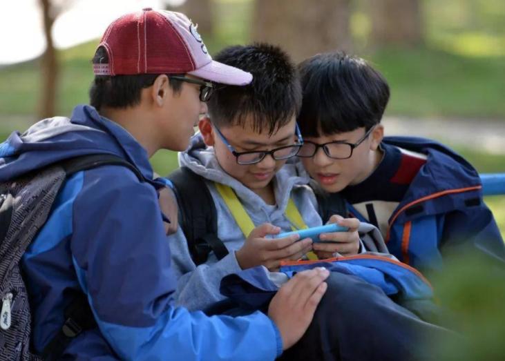 小学生沉迷游戏8天花两万,小学生沉迷游戏8天花掉爷爷2万多