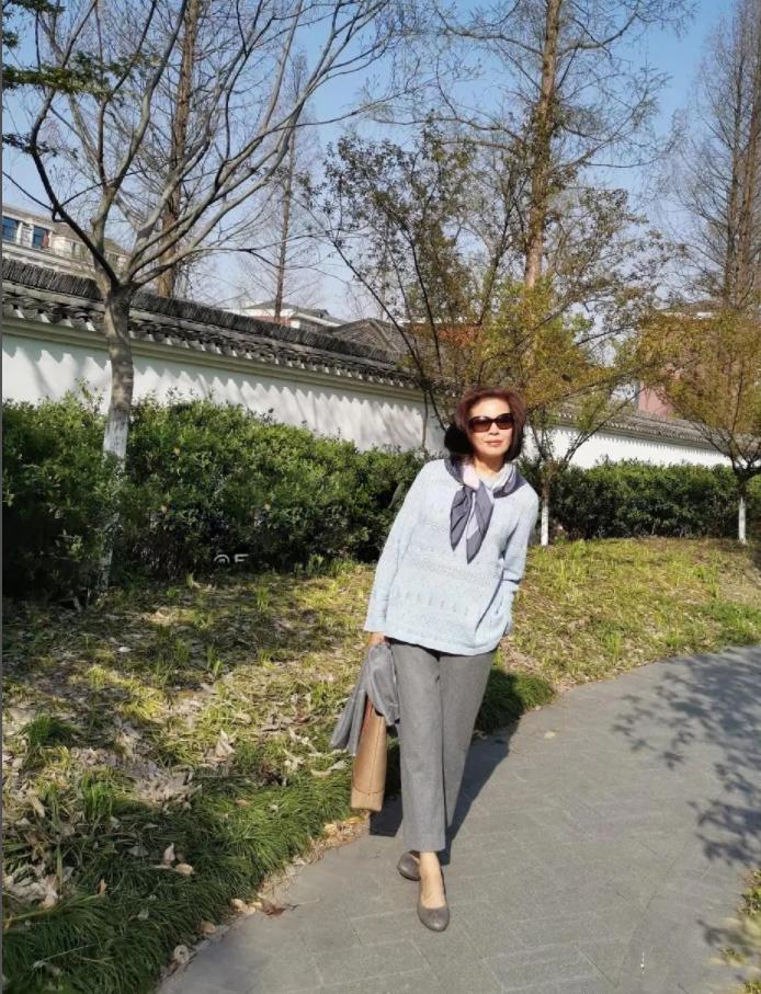 女人上了年纪尽量少穿这四种鞋,女人上了年纪少穿4种鞋裙子搭配