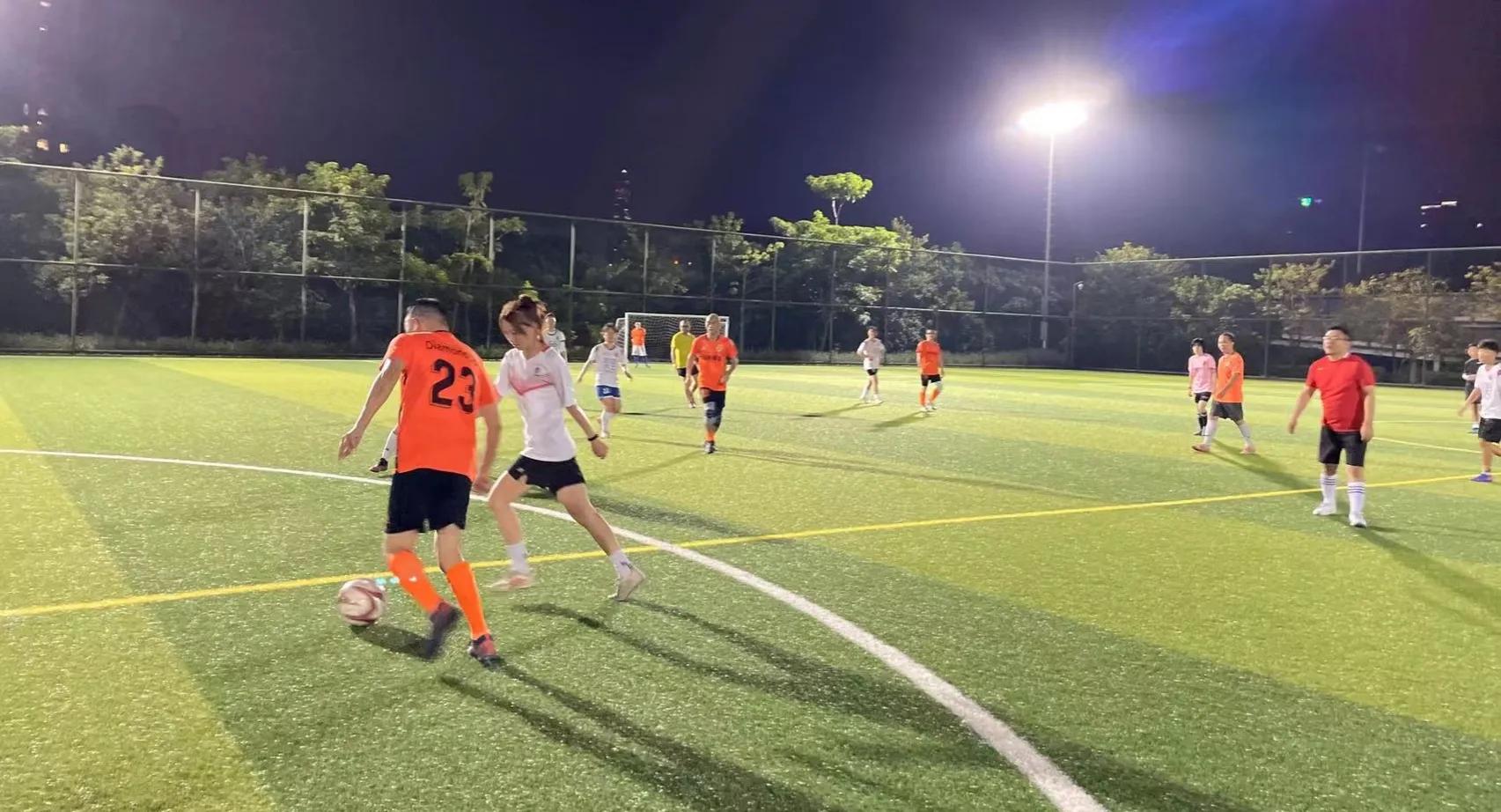 岑山溪水大帅哥,大战深圳魔女足球队,游龙戏凤